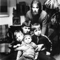 Együtt a család: AKNAY János és felesége, RÉCSEY Ágnes; a gyerekek: Csaba, Sári, Zoli, Szentendre, 1983 (fotó: Aknay Tibor) , 