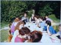 Ebéd a Szőnyi István Képzőművészeti Szabadiskolán (az asztalfőn: AKNAY János; mellette: KÖPÖCZI Rózsa), Zebegény, 1993, 
