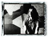 Saját képe előtt, Szentendre, 1976 (foto: Aknay Tibor), 