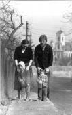 Feleségével (Ágival) és két gyerekükkel (Csabával és Sárikával), Római várkert, Szentendre, 1979, Feleségével (Ágival) és két gyerekükkel (Csabával és Sárikával), Római várkert, Szentendre, 1979,