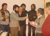 RADOMÍR Mihály búcsúztatója (az üveget ZÁDOR Péter adja át; hátul: KALÓ Bandi, AKNAY János), Vízmű, Szennyvíztelep, Szentendre, 1982, 