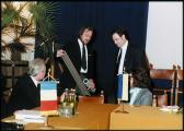 TŐKÉS László látogatása Szentendrén (AKNAY János a Transsylvania c. kiállítás szitaplakátját adja át T. Lászlónak), Városháza, 1990. november 10. , 