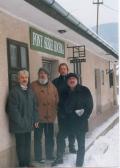 A Fony Széke kocsma előtt (jobbról: KÉRI Mihály, AKNAY János, SOMOGYI György, MIKLÓS László), Fony, 2000, A Fony Széke kocsma előtt (jobbról: KÉRI Mihály, AKNAY János, SOMOGYI György, MIKLÓS László), Fony, 2000,